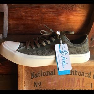 Cute alert! People Footwear ladies 9 men’s 7 NWT